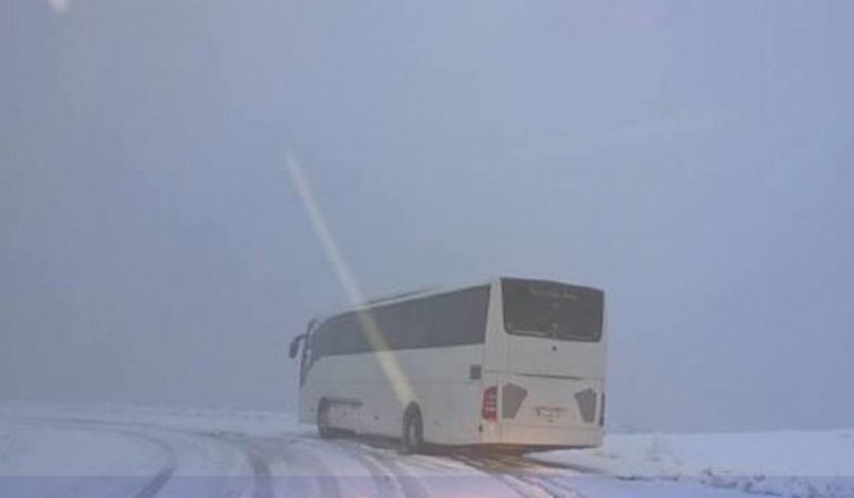 Η κακοκαιρία εγκλώβισε λεωφορείο με μαθητές στα Καλάβρυτα