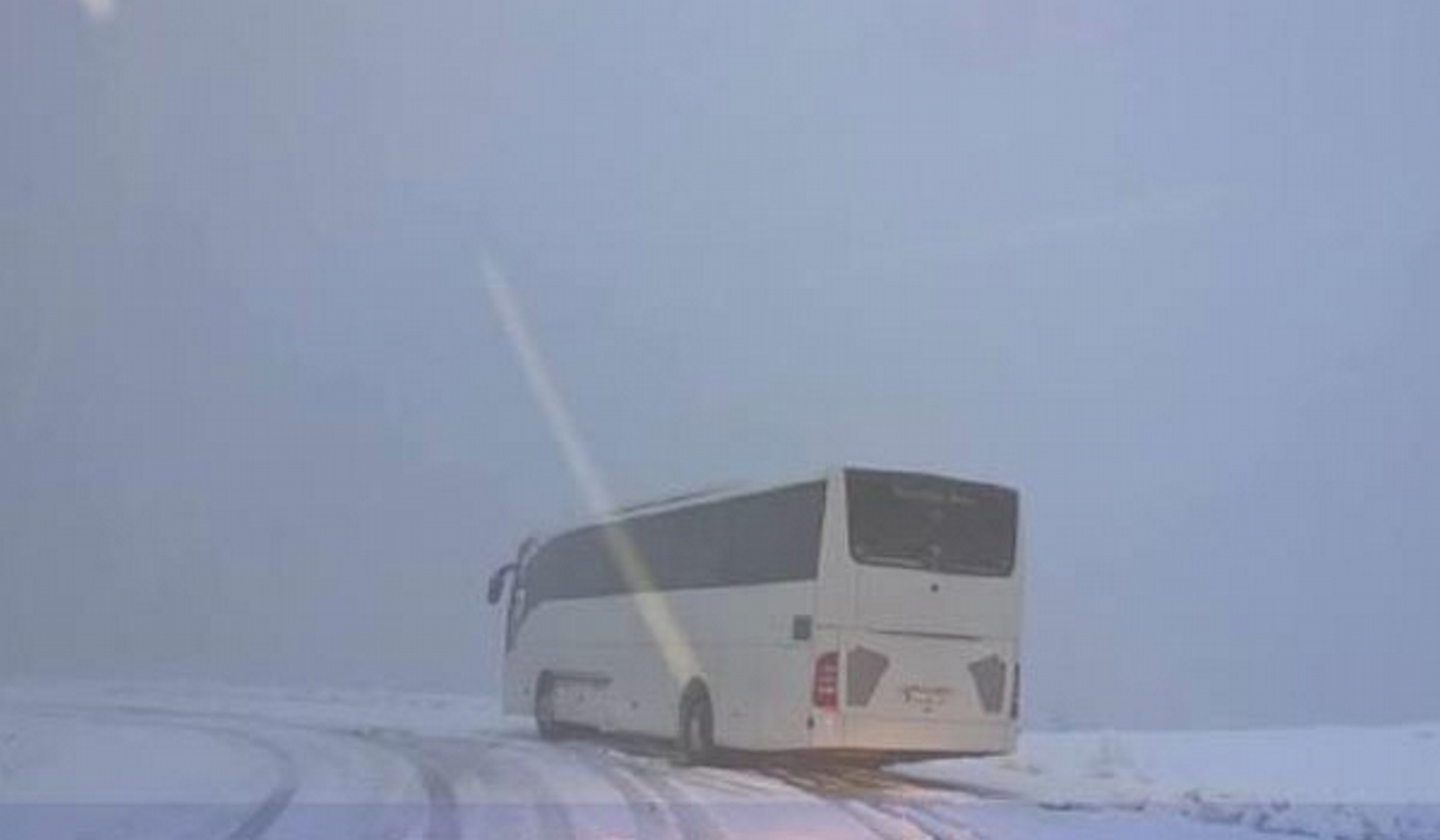 Η κακοκαιρία εγκλώβισε λεωφορείο με μαθητές στα Καλάβρυτα