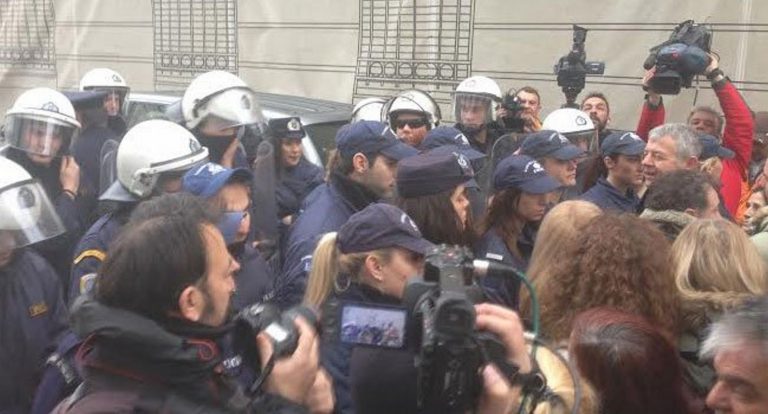 Η αστυνομία δεν αφήνει την ΠΟΕΔΗΝ να πάει στο Μαξίμου