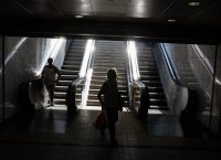 Απεγκλωβίστηκε τραυματισμένος άνδρας από τις γραμμές του μετρό στην Ομόνοια
