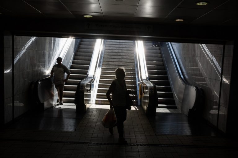 Απεγκλωβίστηκε τραυματισμένος άνδρας από τις γραμμές του μετρό στην Ομόνοια
