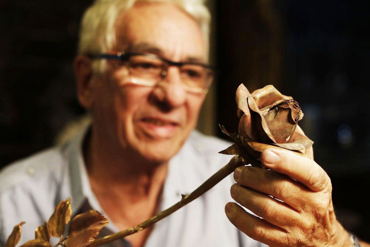 Μετατρέπει όπλα σε τριαντάφυλλα