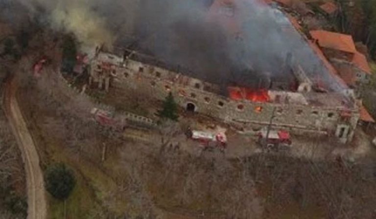 Εκτός κινδύνου μοναχοί και ιερά κειμήλια στη φωτιά στη Ναύπακτο