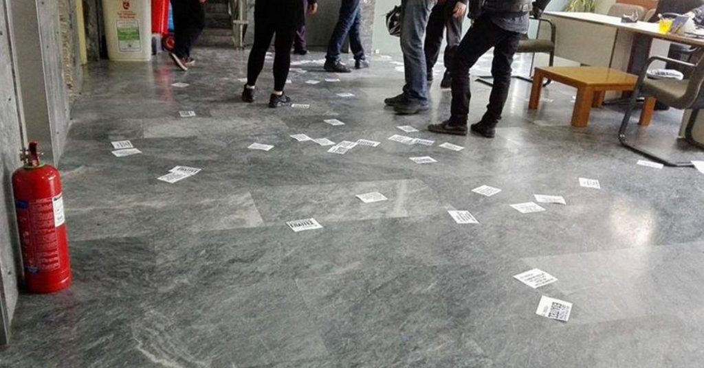 Ρουβίκωνας: Εισβολή σε συμβολαιογραφείο στην Καποδιστρίου
