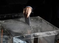 Δημοσκόπηση: Μειώνεται η ψαλίδα ΝΔ – ΣΥΡΙΖΑ – “Ναι” σε πρόωρες εκλογές