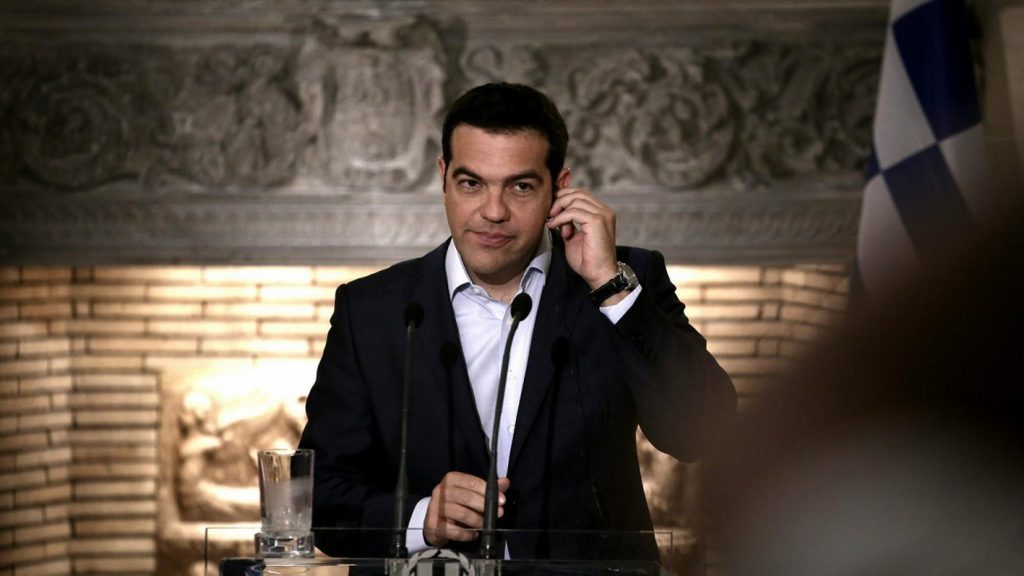 Τσίπρας: Το χιουμοριστικό σχόλιο σε νιόπαντρο ζευγάρι – “Γαμπρέ πρόσεχε τι τάζεις”
