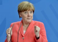 Welt: Μέρκελ και Λαγκάρντ θα εξετάσουν το ελληνικό χρέος το 2018
