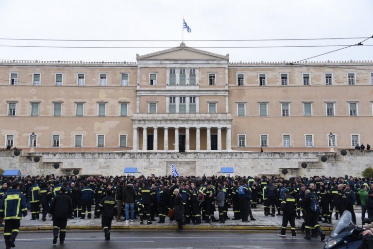 Νέα κινητοποίηση των πυροσβεστών έξω από τη Βουλή