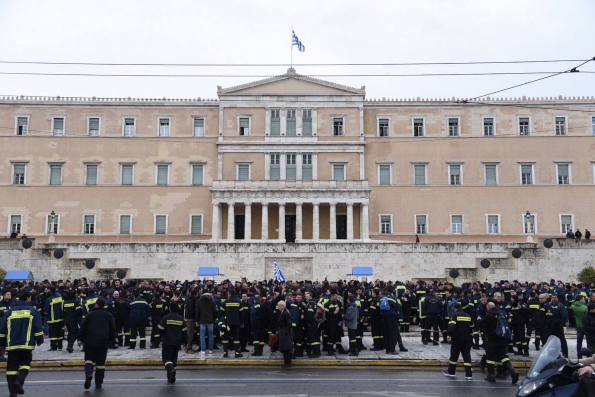 Νέα κινητοποίηση των πυροσβεστών έξω από τη Βουλή