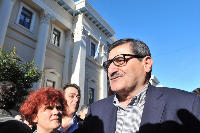 Σε εξέλιξη η δίκη του δημάρχου Πατρέων Πελετίδη μετά από τη μήνυση της Χ.Α.