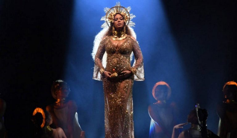 Grammys 2017: Η συγκλονιστική εμφάνιση της Beyonce!