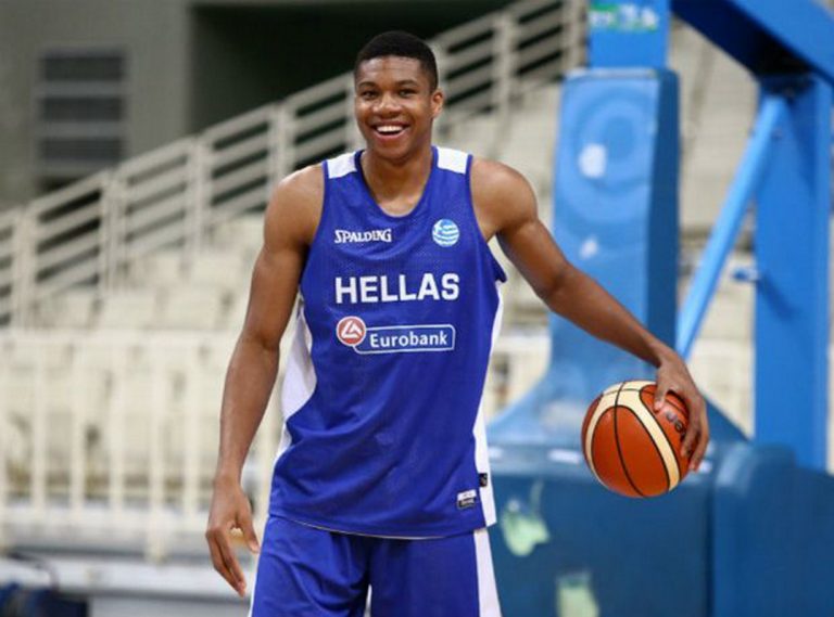 Αντετοκούνμπο: “Την ελληνική σημαία την τιμάμε”