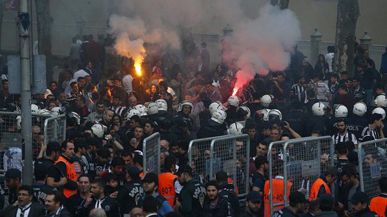 Άγριο ξύλο κι ένας νεκρός οπαδός σε επεισόδια στην Βραζιλία!