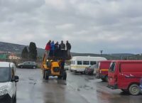 Ηράκλειο: Γαμπρός έφτασε στο δημαρχείο πάνω στην “χούφτα” ενός φορτωτή!