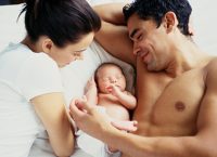 Επικίνδυνη η συνήθεια να κοιμίζουμε τα μωρά στο κρεβάτι μας