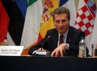 Έπαινοι Έτινγκερ προς τον Τσίπρα