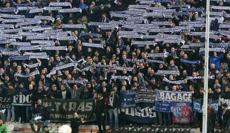 Εμετική κίνηση οπαδών της Σάλκε: Κουνούσαν 50ευρα προς τους Έλληνες! (pic)