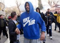Έφτασαν και αποθεώθηκαν οι παίκτες του Άρη (pics)