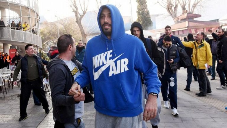 Έφτασαν και αποθεώθηκαν οι παίκτες του Άρη (pics)