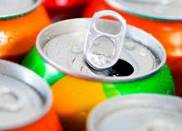 Βρετανία: Θα πληρώνουν για το τσίγκινο κουτάκι και το πλαστικό μπουκάλι των αναψυκτικών