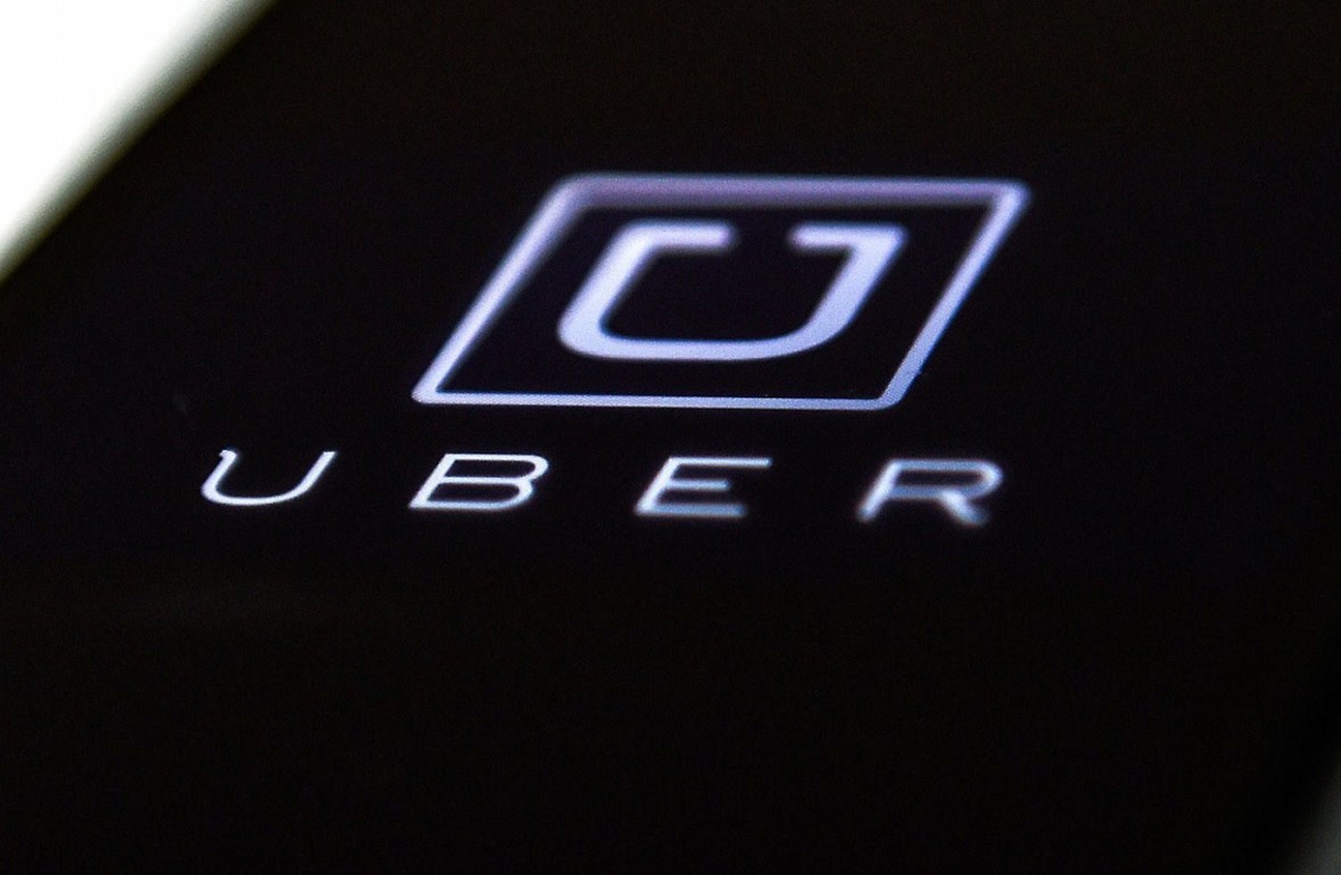 Uber: Οδηγός “πετάει” από το αυτοκίνητό του δύο γυναίκες επειδή φιλήθηκαν (vid)