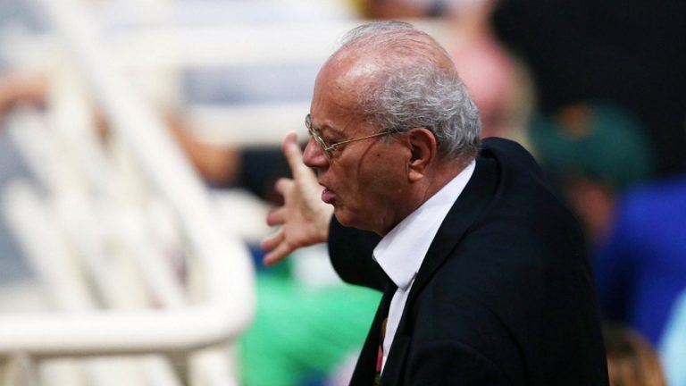 Αγριο… πέσιμο Θανάση στους διαιτητές!