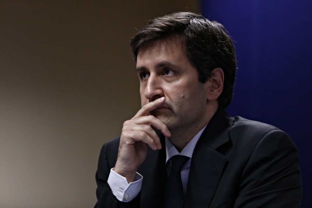 Ένστολοι εισέβαλαν στο γραφείο του Χουλιαράκη (pic)