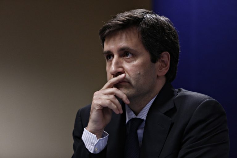 Ένστολοι εισέβαλαν στο γραφείο του Χουλιαράκη (pic)