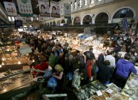 Ολονυχτία στη Βαρβάκειο για τις αγορές της τελευταίας στιγμής