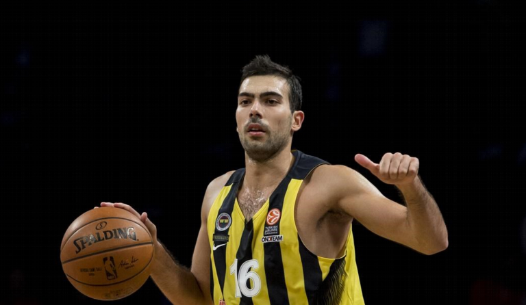 Σλούκας για το ενδεχόμενο επιστροφής σε ελληνική ομάδα: “Γιατί όχι;”