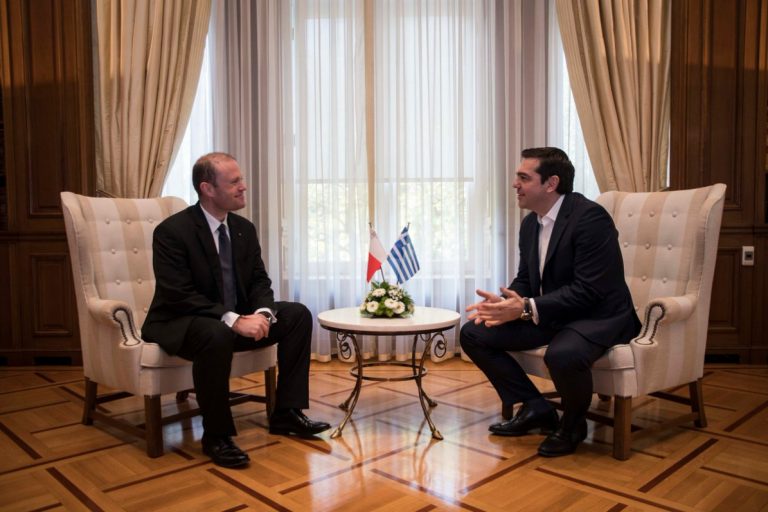 Σε εξέλιξη η συνάντηση Τσίπρα-Μουσκάτ στο Μαξίμου
