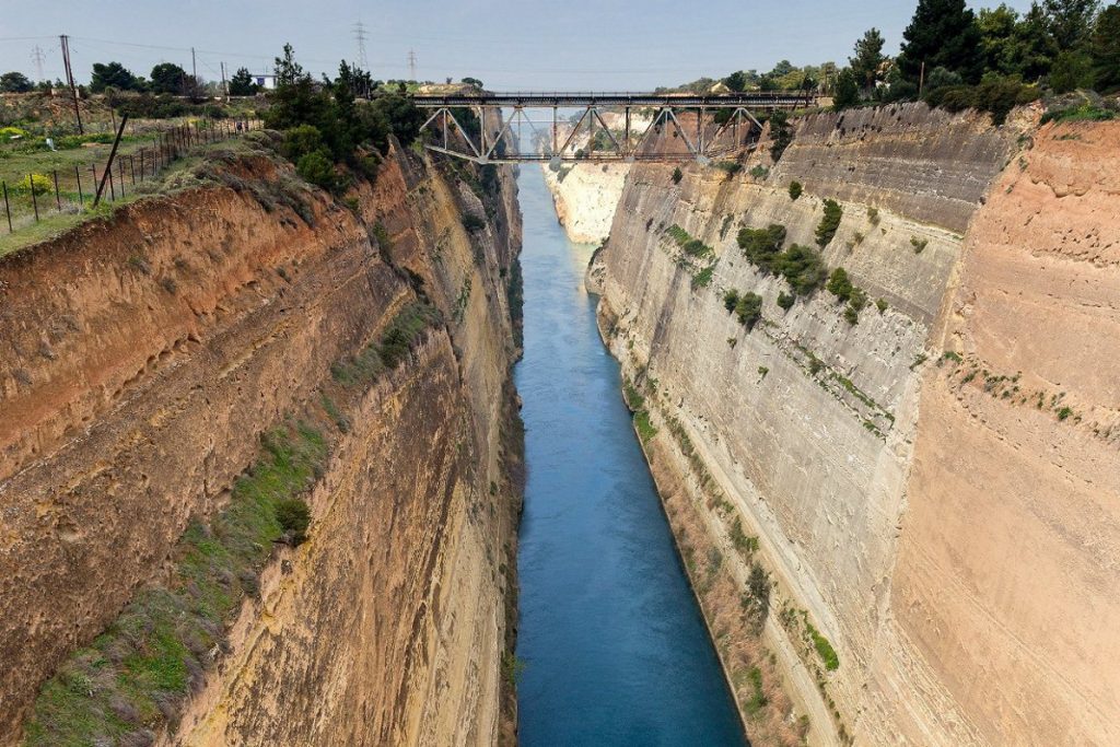 Κόρινθος: Νεκρή γυναίκα που έπεσε από τη γέφυρα του Ισθμού (vid)