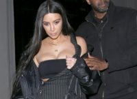 H Kim Kardashian τρώει noodles γυμνόστηθη και ρίχνει το internet