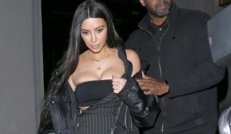 H Kim Kardashian τρώει noodles γυμνόστηθη και ρίχνει το internet