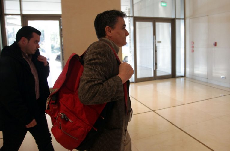 Νέος γύρος επαφών με τους θεσμούς – Στο τραπέζι ιδιωτικοποιήσεις και φορολογικό