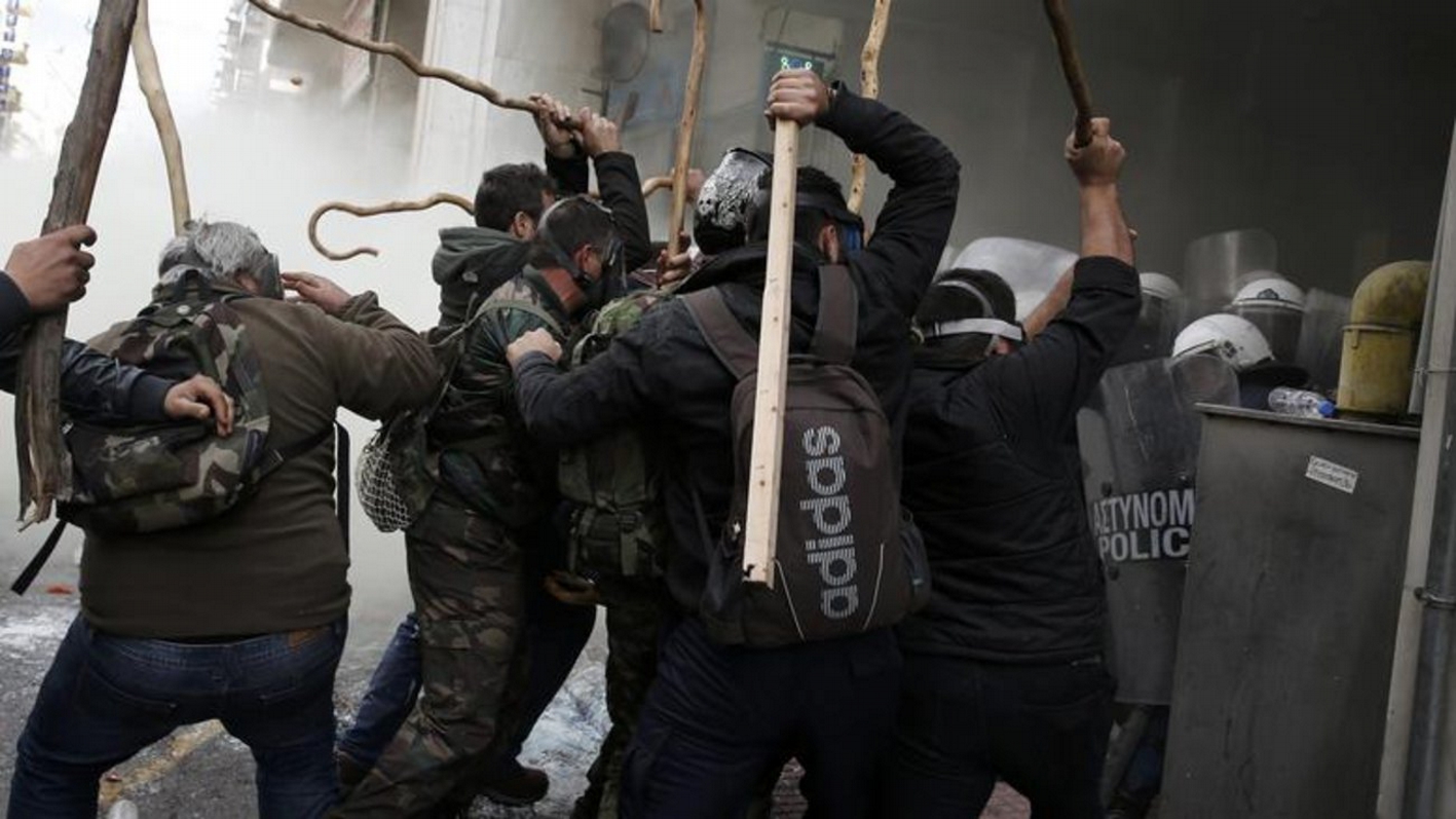 Χαμός με τους αγρότες και την αστυνομία – Δείτε φωτογραφίες και βίντεο (pics&vids)