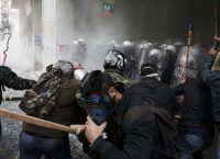 Αστυνομικοί των ΜΑΤ χτυπούν αγρότες πεσμένους στο έδαφος (video)