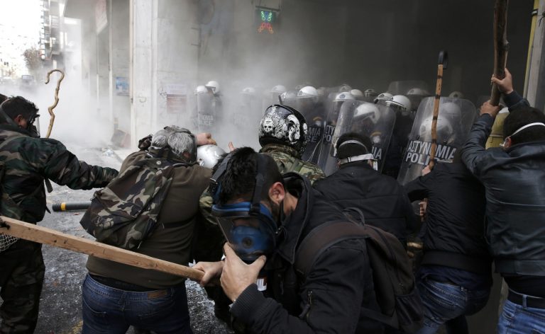 Αστυνομικοί των ΜΑΤ χτυπούν αγρότες πεσμένους στο έδαφος (video)