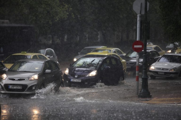 Κυκλοφοριακό χάος στους δρόμους της Αθήνας λόγω της βροχής