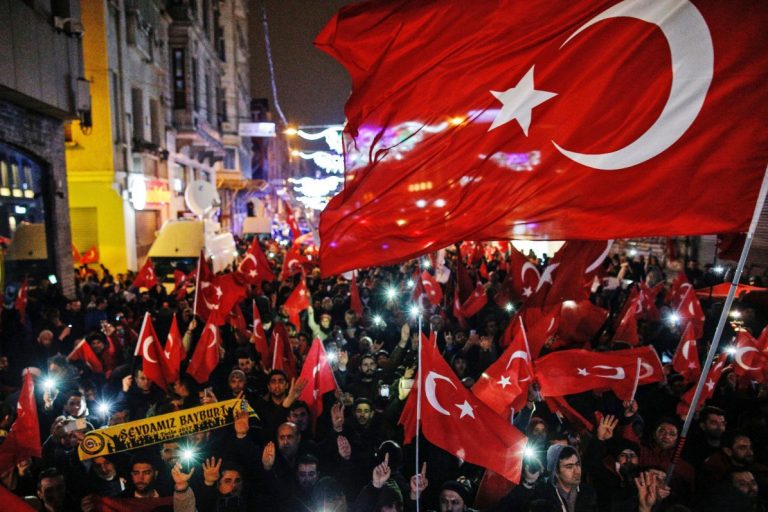 Προβάδισμα του “ΝΑΙ” δείχνουν δημοσκοπήσεις στην Τουρκία