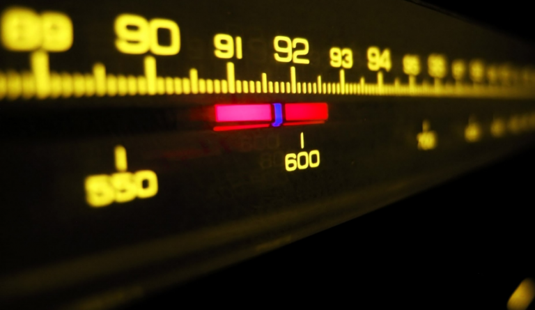 Τηλέφωνο ακροατή στον Σπορ FM με παρέμβαση μάνας!