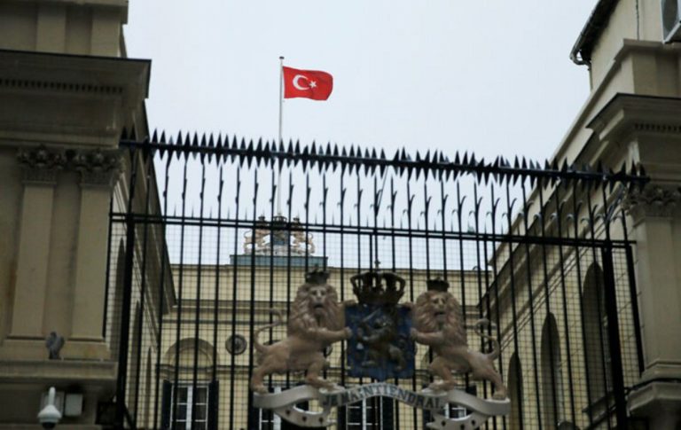 Τουρκία: Φόρος τιμής στον “μάρτυρα” αστυνομικό που “απέτρεψε επίθεση μεγάλης κλίμακας”