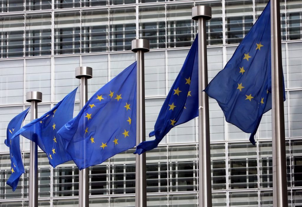 Αντίμετρα ύψους 294 δισεκ. δολαρίων απειλεί να βάλει η Κομισιόν στις ΗΠΑ