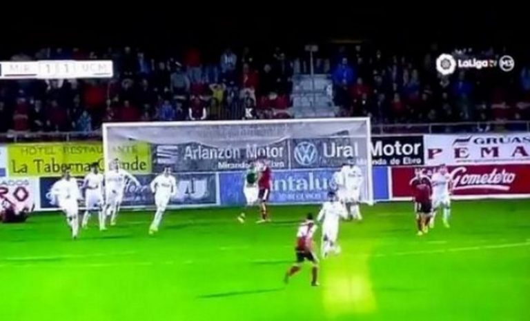 Έριξε κροσέ στον αντίπαλό του και δεν είδε ούτε κίτρινη! (vid)