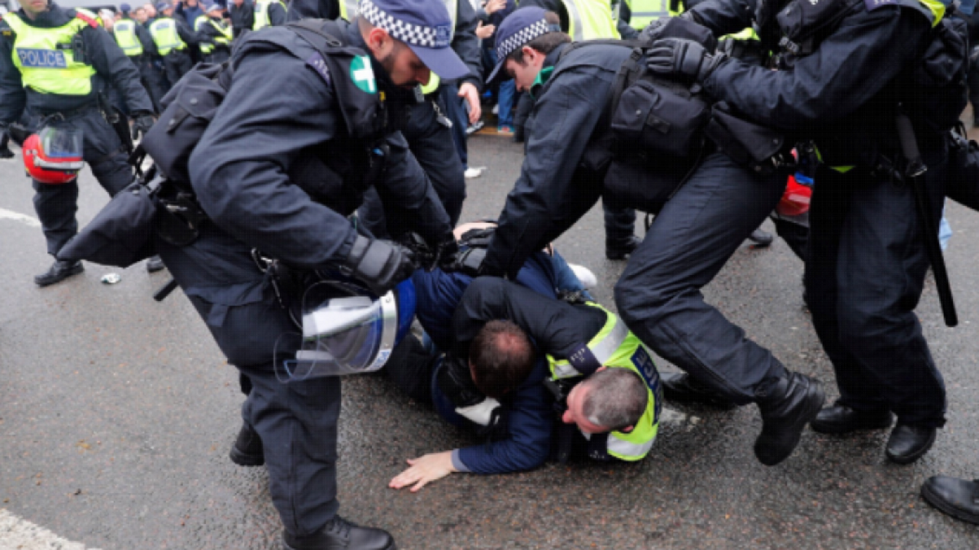 Απίστευτο ξύλο έξω απ’ το «Γουάιτ Χαρτ Λέιν» (vids, pics)