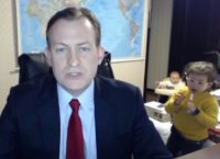 ΕΠΟΣ: Μπήκαν τα παιδιά του μέσα ενώ έκανε live μετάδοση στο BBC (video)