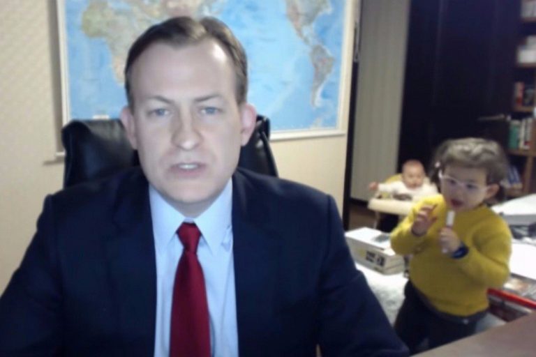 ΕΠΟΣ: Μπήκαν τα παιδιά του μέσα ενώ έκανε live μετάδοση στο BBC (video)