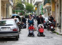 Οι “Μαμάδες στον Δρόμο” διεκδικούν ελεύθερα πεζοδρόμια