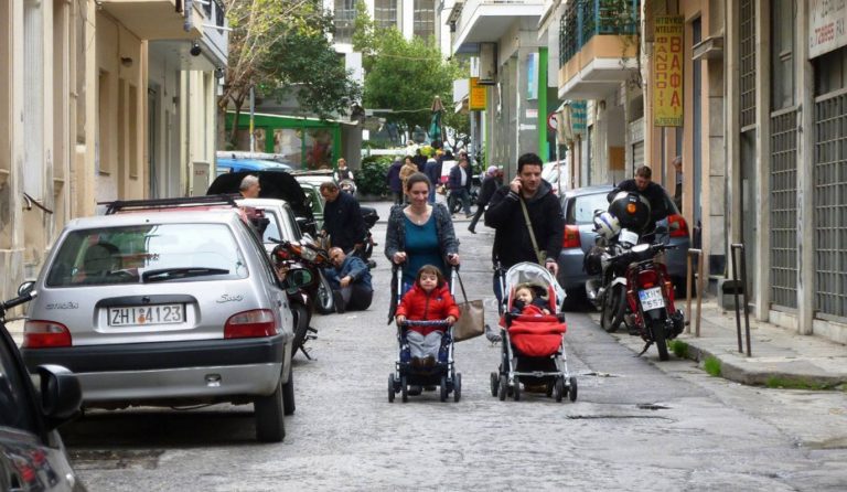 Οι “Μαμάδες στον Δρόμο” διεκδικούν ελεύθερα πεζοδρόμια
