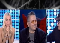 Νότης Σφακιανάκης: Είμαστε υπό κατοχή – Η “γραβάτα” αφιερωμένη στον Τσίπρα (vids)